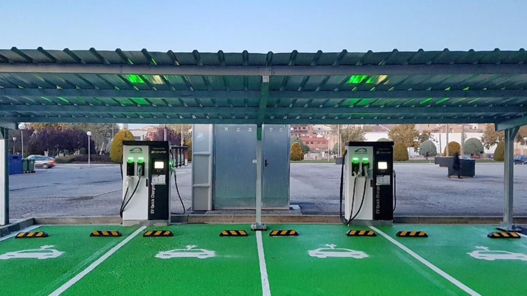 Avanza la electrificación en España: más cargadores públicos en ocho estaciones de servicio clave