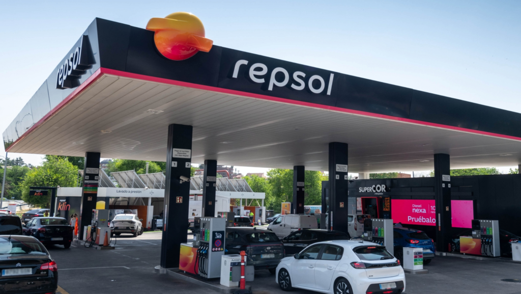 Repsol renueva su icónica imagen y cambiará sus más de 3.500 estaciones de servicio en España