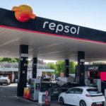 Repsol renueva su icónica imagen y cambiará sus más de 3.500 estaciones de servicio en España
