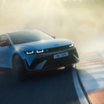 Si tienes un coche eléctrico lo estás conduciendo mal: así es como deberías hacerlo según dice la ciencia