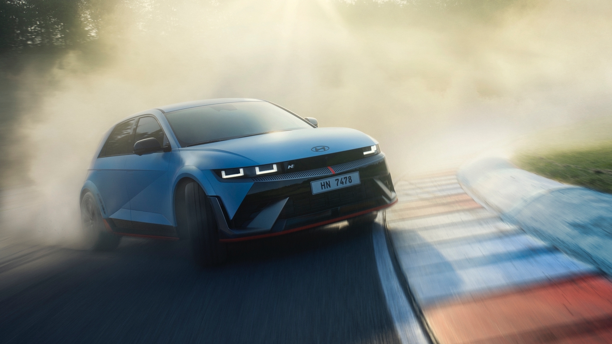 Si tienes un coche eléctrico lo estás conduciendo mal: así es como deberías hacerlo según dice la ciencia