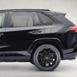 Toyota da el 'estacazo' a Tesla: el Model Y cae frente al SUV híbrido más querido del mundo