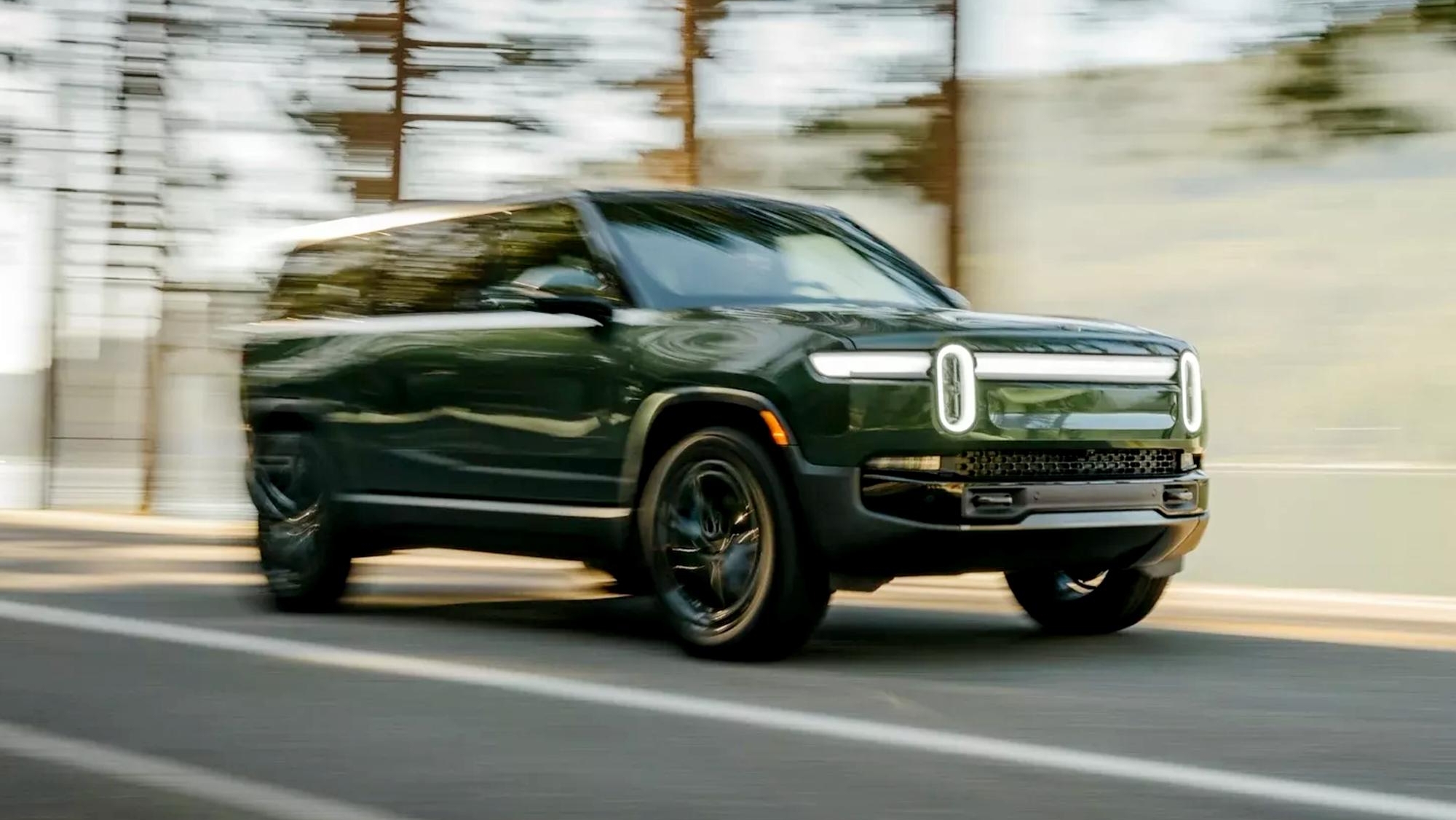 El SUV eléctrico de Rivian es tan rápido como muchos hiperdeportivos y puede usar los Supercargadores de Tesla