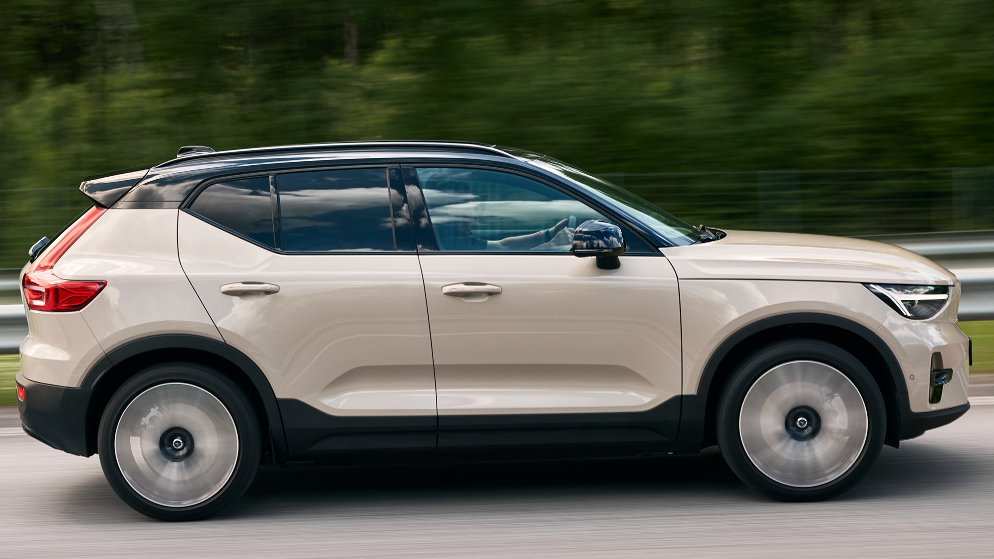 Este SUV prémium con Tesla como objetivo tiene 410 litros de maletero, y hasta 408 CV y 600 km de autonomía