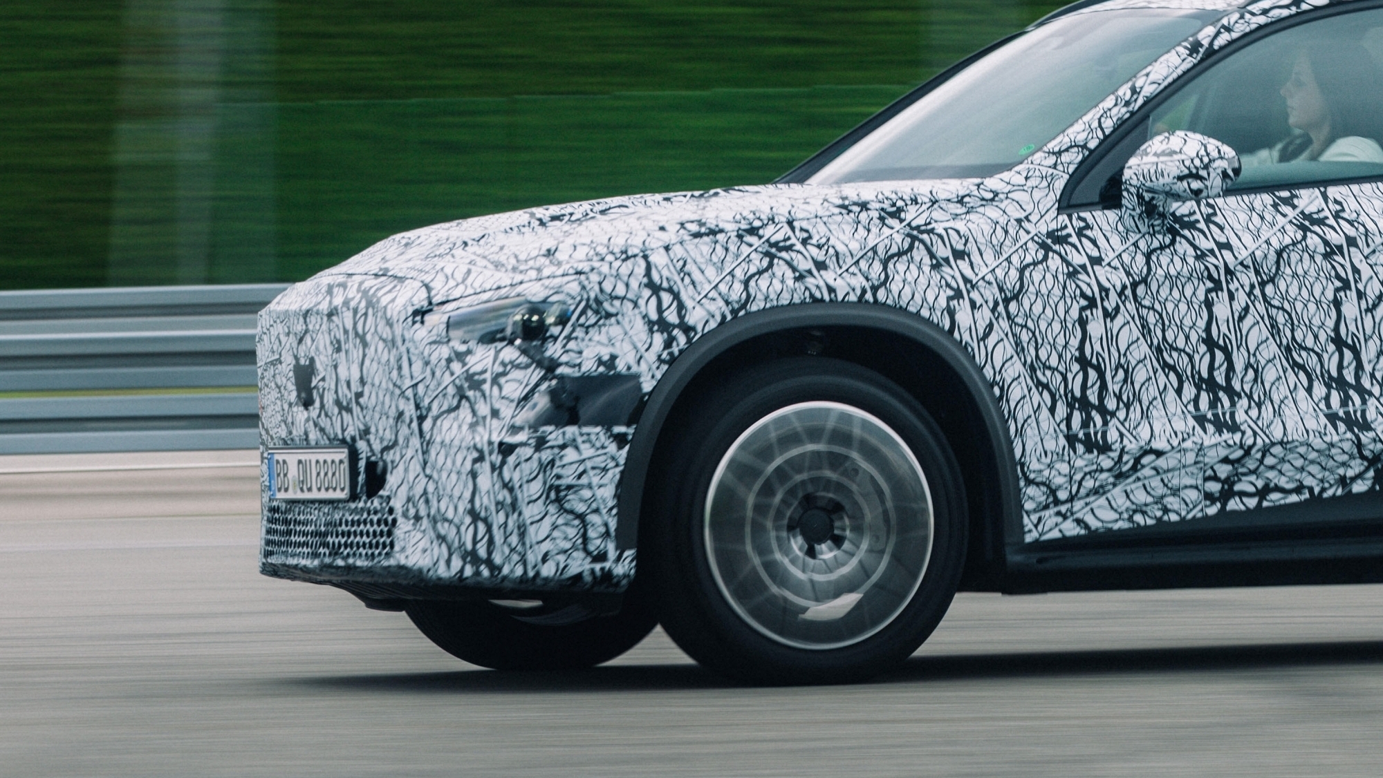 Mercedes da nuevos detalles del nuevo GLC eléctrico que se enfrentará al Tesla Model Y