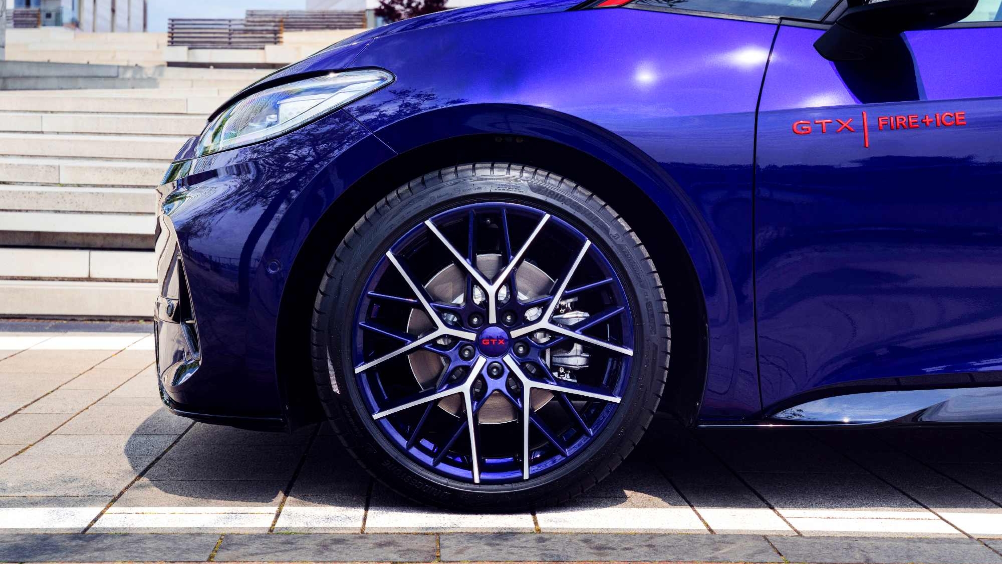 Este coche eléctrico compacto tiene 326 CV, revive un nombre mítico y es una gran oportunidad de inversión