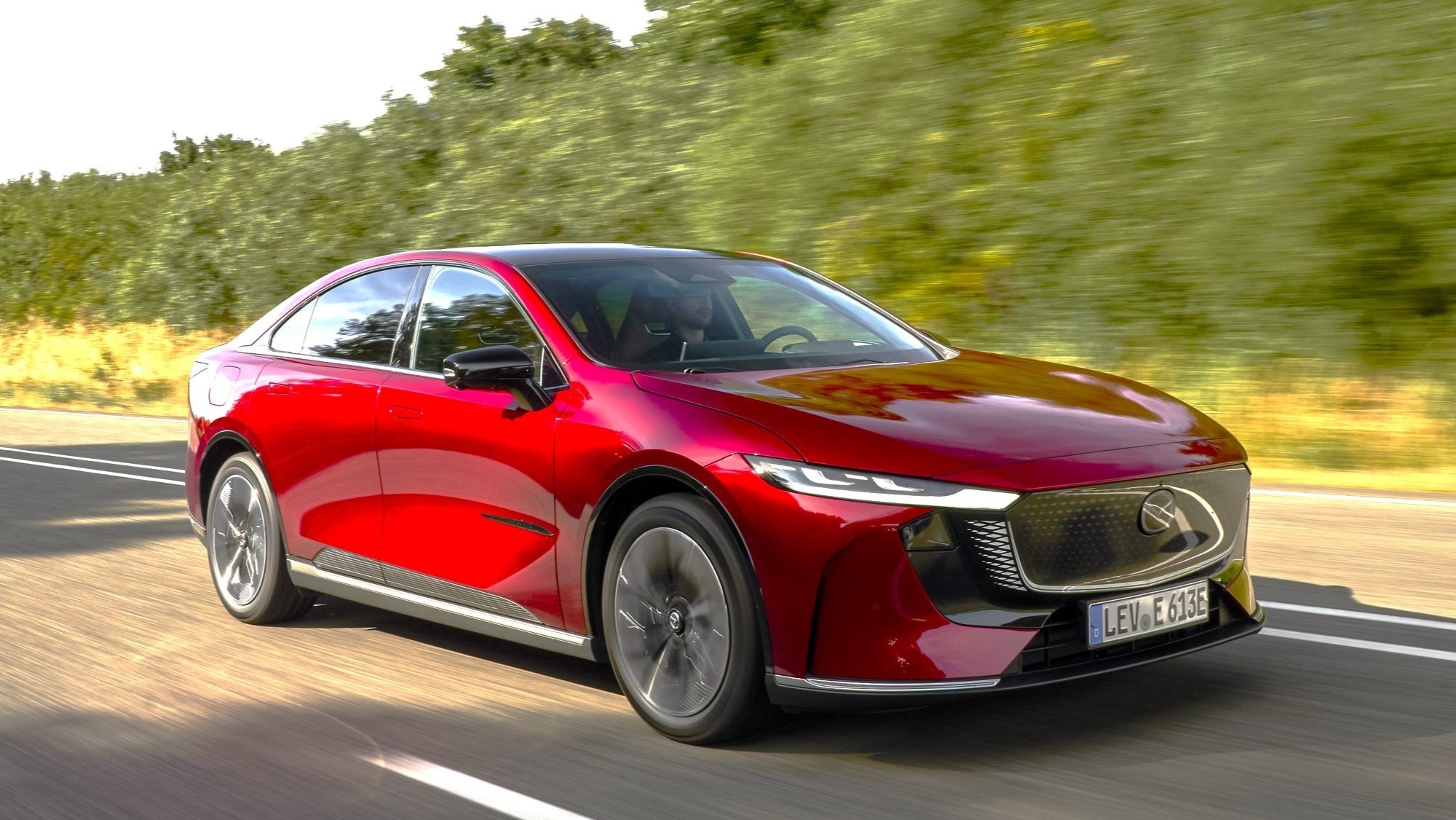 Probamos el Mazda 6e, el 'coche eléctrico más bonito del mundo': tecnología y eficiencia con algún 'pero'