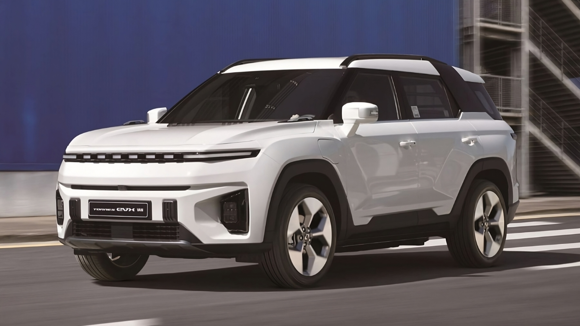 Desde 23.800 € y con 1.000.000 de kilómetros de garantía: llega el KGM Torres EVX Van para profesionales