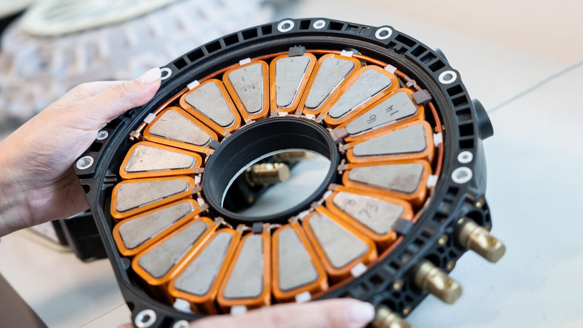 Este pequeño motor para coches eléctricos bate todos los récords históricos: tiene 738 CV y sólo pesa 13,1 kg