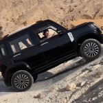 Este 'Land Rover Defender chino' cuesta 3.500 €: dos jóvenes lo prueban en el campo y esto es lo que pasó