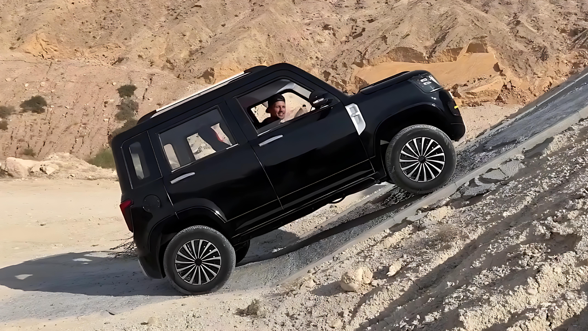 Este 'Land Rover Defender chino' cuesta 3.500 €: dos jóvenes lo prueban en el campo y esto es lo que pasó