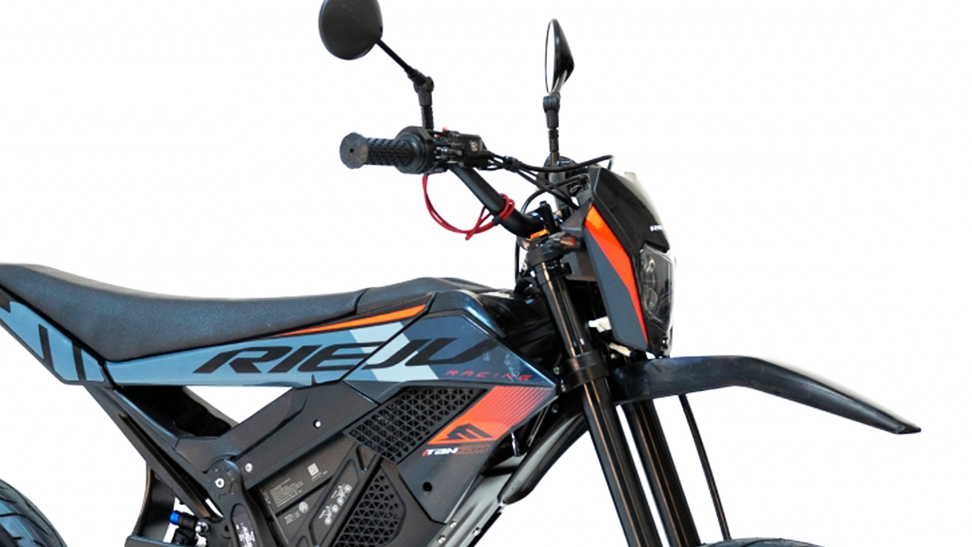 Más barata que antes, esta moto de Rieju matriculable como ciclomotor utiliza batería LG y está disponible en opción off-road y supermotard