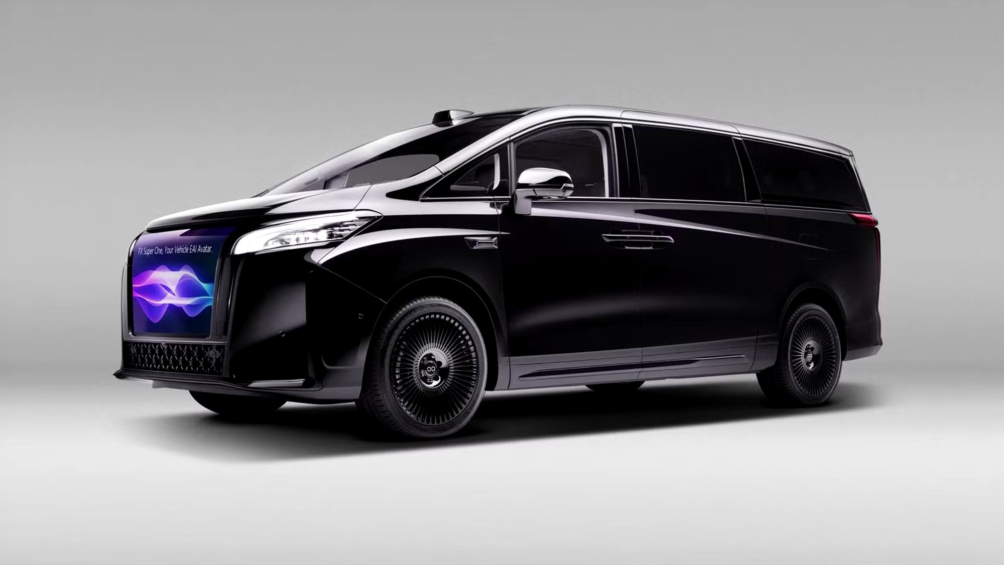 Apenas ha vendido 20 coches en su historia, pero Faraday Future presenta su oficina sobre ruedas con inteligencia artificial y cara