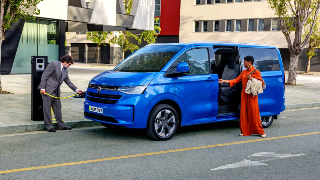 Transporte para 9 o casi 900 kg de carga, esta furgoneta eléctrica es muy versátil y tiene más de 300 km de autonomía