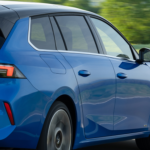 Este coche híbrido familiar anti-SUV de Opel convence por maletero, potencia, y un gasto de gasolina ridículo