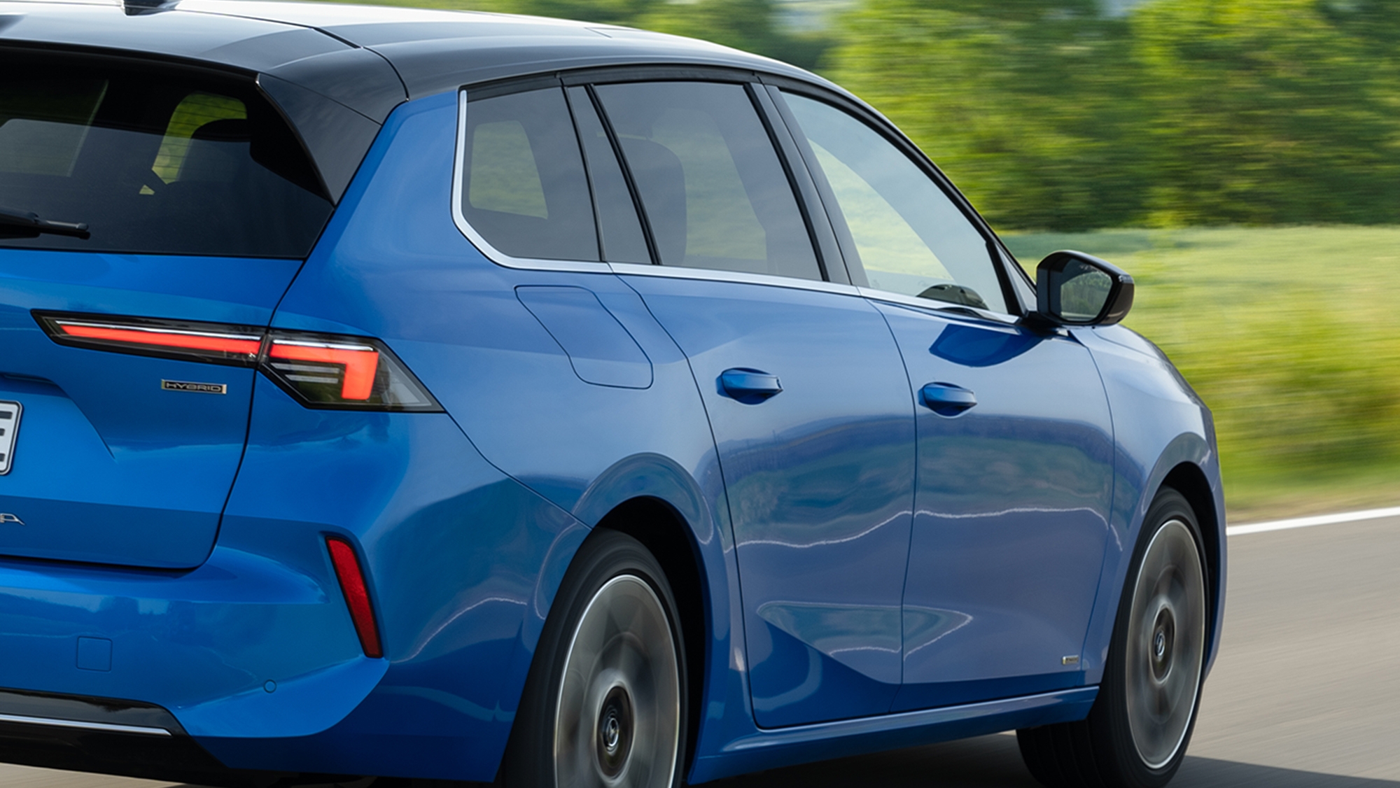 Este coche híbrido familiar anti-SUV de Opel convence por maletero, potencia, y un gasto de gasolina ridículo