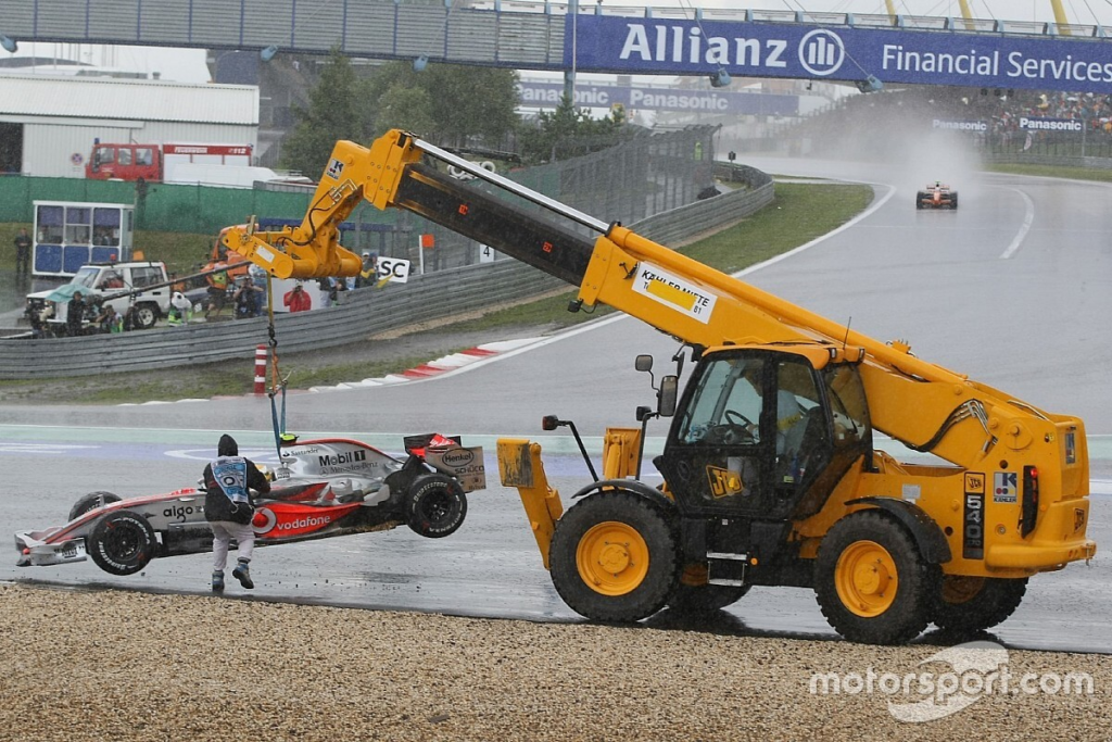Un raro líder, grúa de Hamilton y gana Alonso #F1 #FVDigital