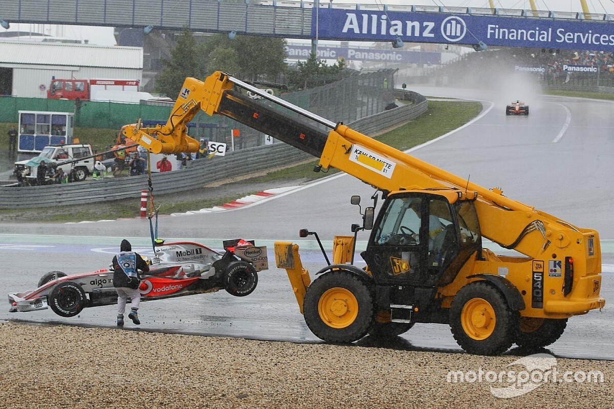 Un raro líder, grúa de Hamilton y gana Alonso #F1 #FVDigital