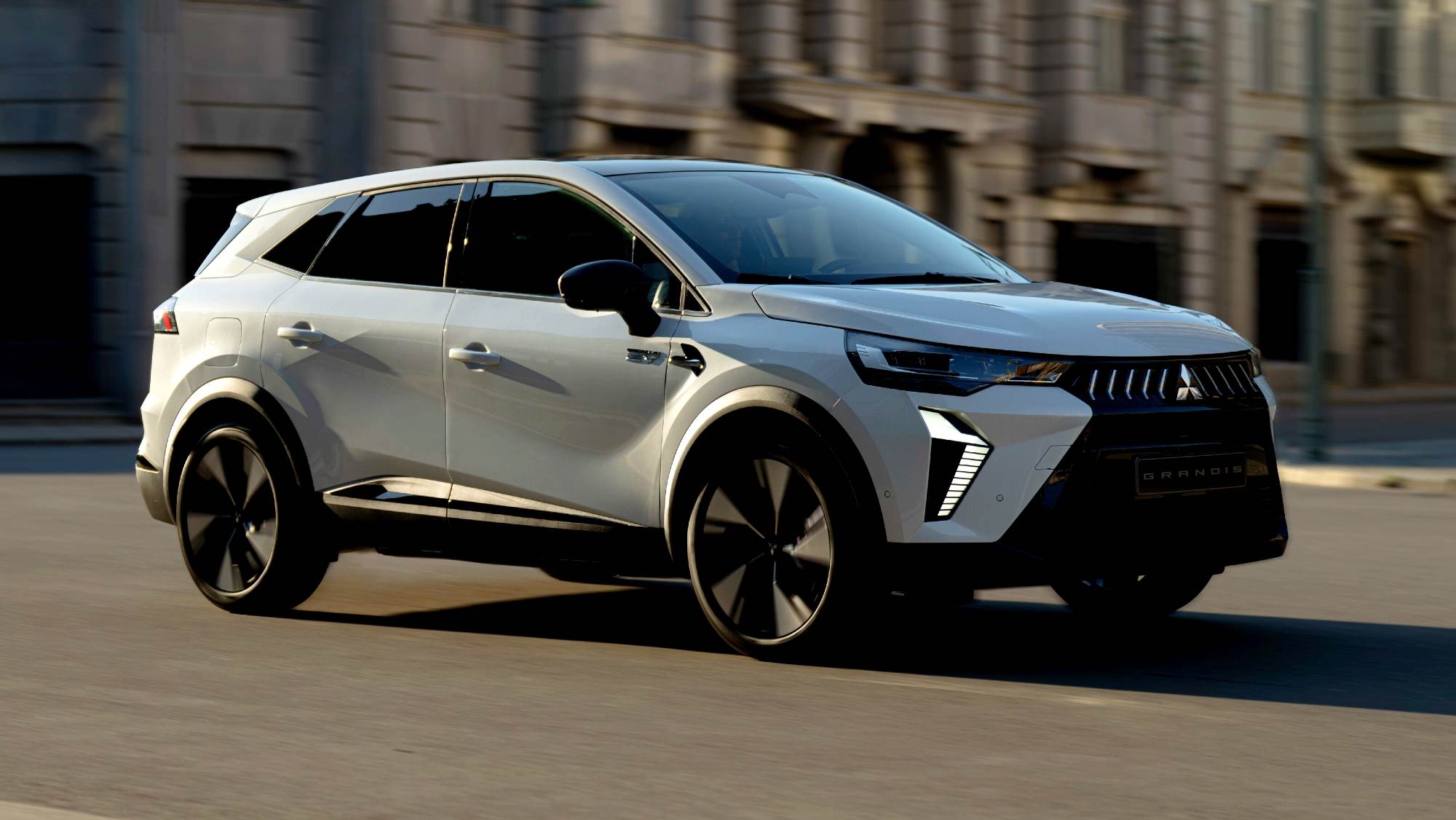 No es un Renault Symbioz, es el nuevo Mitsubishi Grandis: un SUV híbrido con etiqueta Eco y fabricado en España
