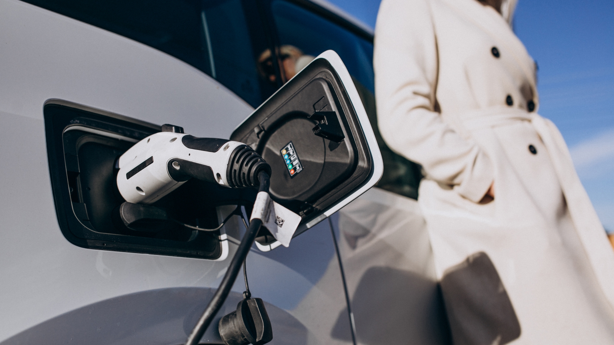"He ahorrado más de 32.000 euros respecto a un diésel": tres historias reales de cambio al coche eléctrico por pura economía