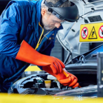"Cuando desmonté el primer motor eléctrico comprendí que ya no podía volver atrás": los mecánicos obligados a reinventarse