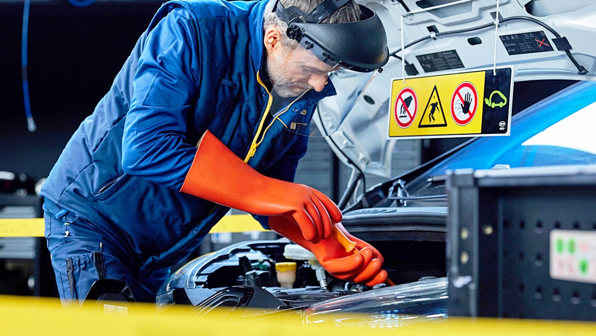"Cuando desmonté el primer motor eléctrico comprendí que ya no podía volver atrás": los mecánicos obligados a reinventarse