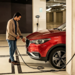 Cuando el enchufe es más importante que el Wi-Fi: así cambian las prioridades de los nuevos conductores eléctricos