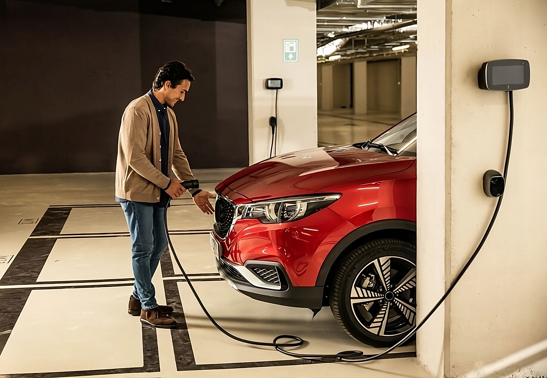Cuando el enchufe es más importante que el Wi-Fi: así cambian las prioridades de los nuevos conductores eléctricos
