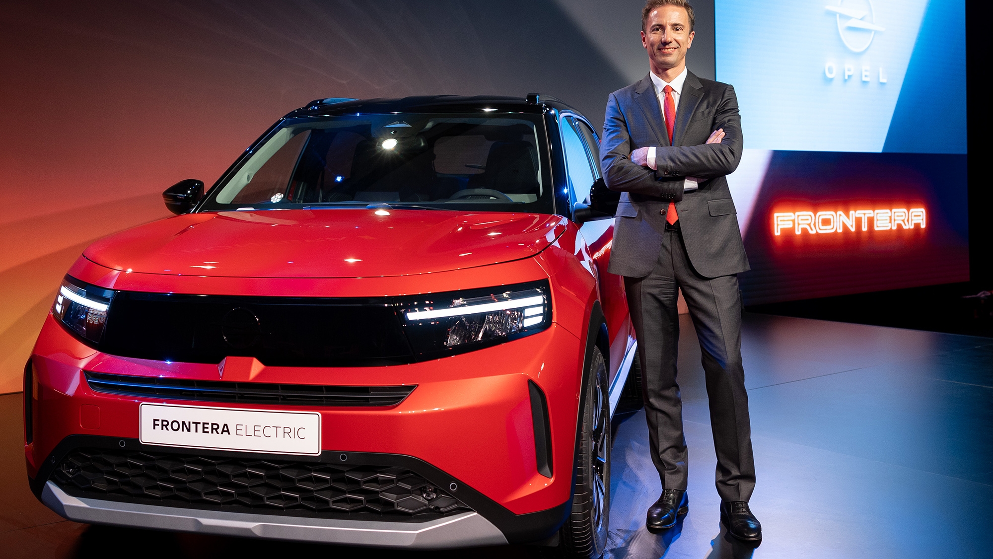 El CEO de Opel, Florian Huettl, dice que "para muchos clientes, el Frontera será su primer vehículo electrificado", y aclara que "Opel es eléctrico"