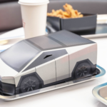 Elon Musk inaugura los primeros restaurantes Tesla, con los que define sus novedosas paradas "retrofuturistas" en todo el mundo