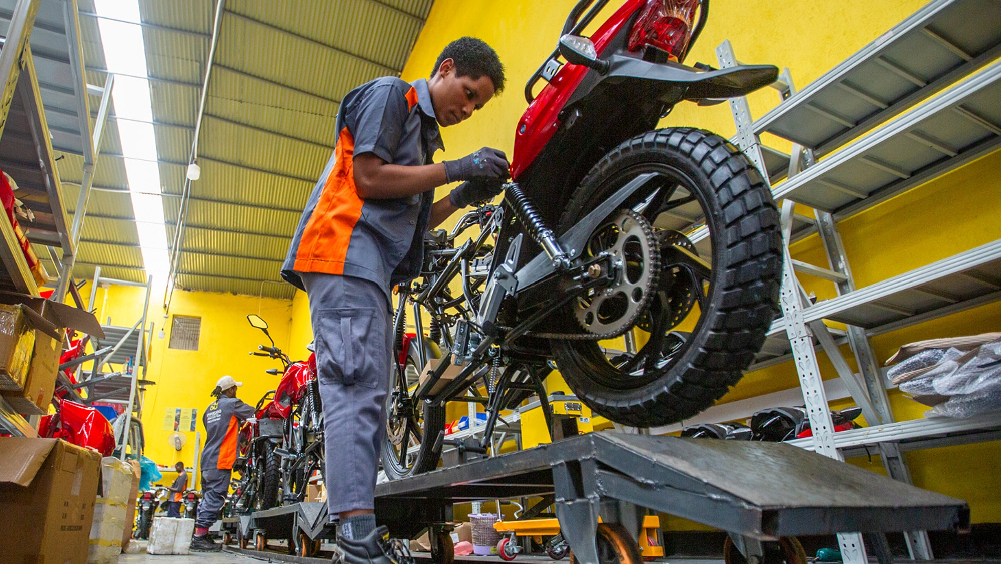 40.000 motos eléctricas en África van a ser el mejor experimento para BYD y sus baterías