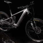 Gracias al aluminio, la bicicleta eléctrica de montaña más popular de este fabricante californiano es más asequible