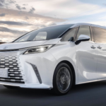 Un auténtico yate de lujo para el asfalto: así es el monovolumen híbrido menos discreto de Lexus
