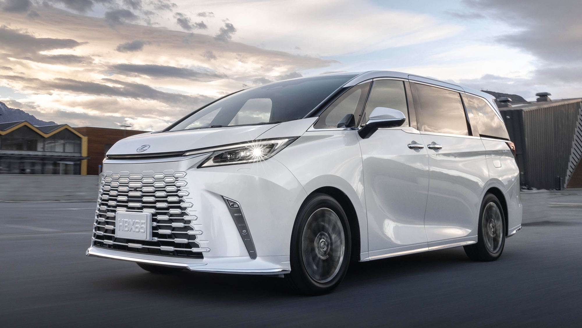 Un auténtico yate de lujo para el asfalto: así es el monovolumen híbrido menos discreto de Lexus