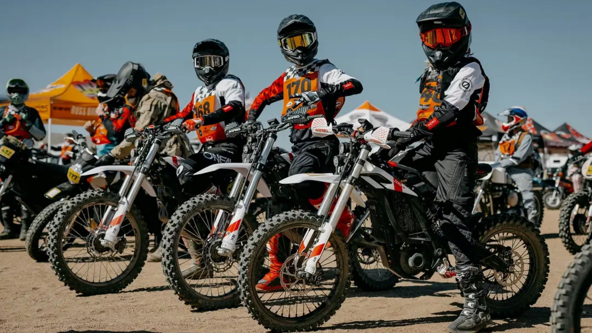 Una marca de motos eléctricas ha llevado varias a una carrera por el desierto, llevándose una de ellas la victoria