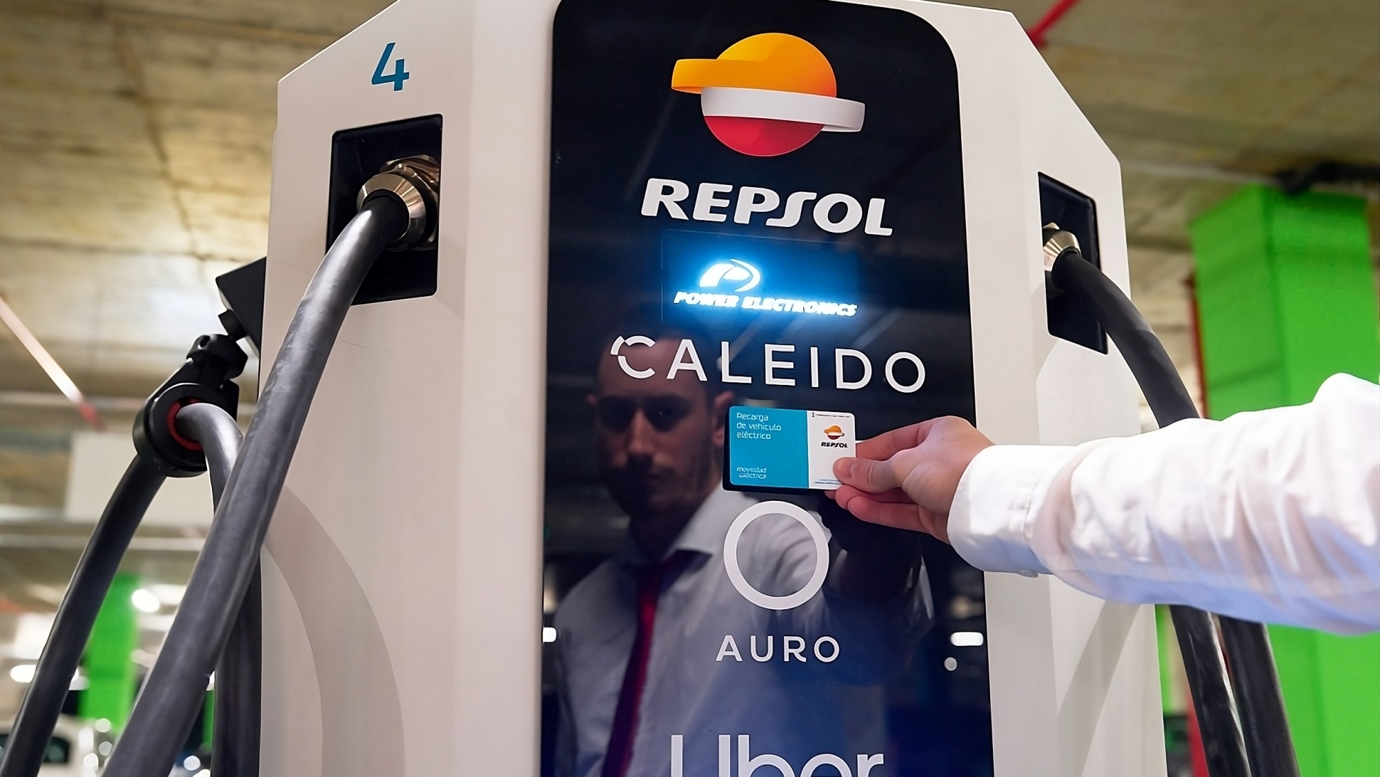 Esta estación de carga de Repsol tiene energía para hacer 42 viajes entre la Tierra y la Luna en un año
