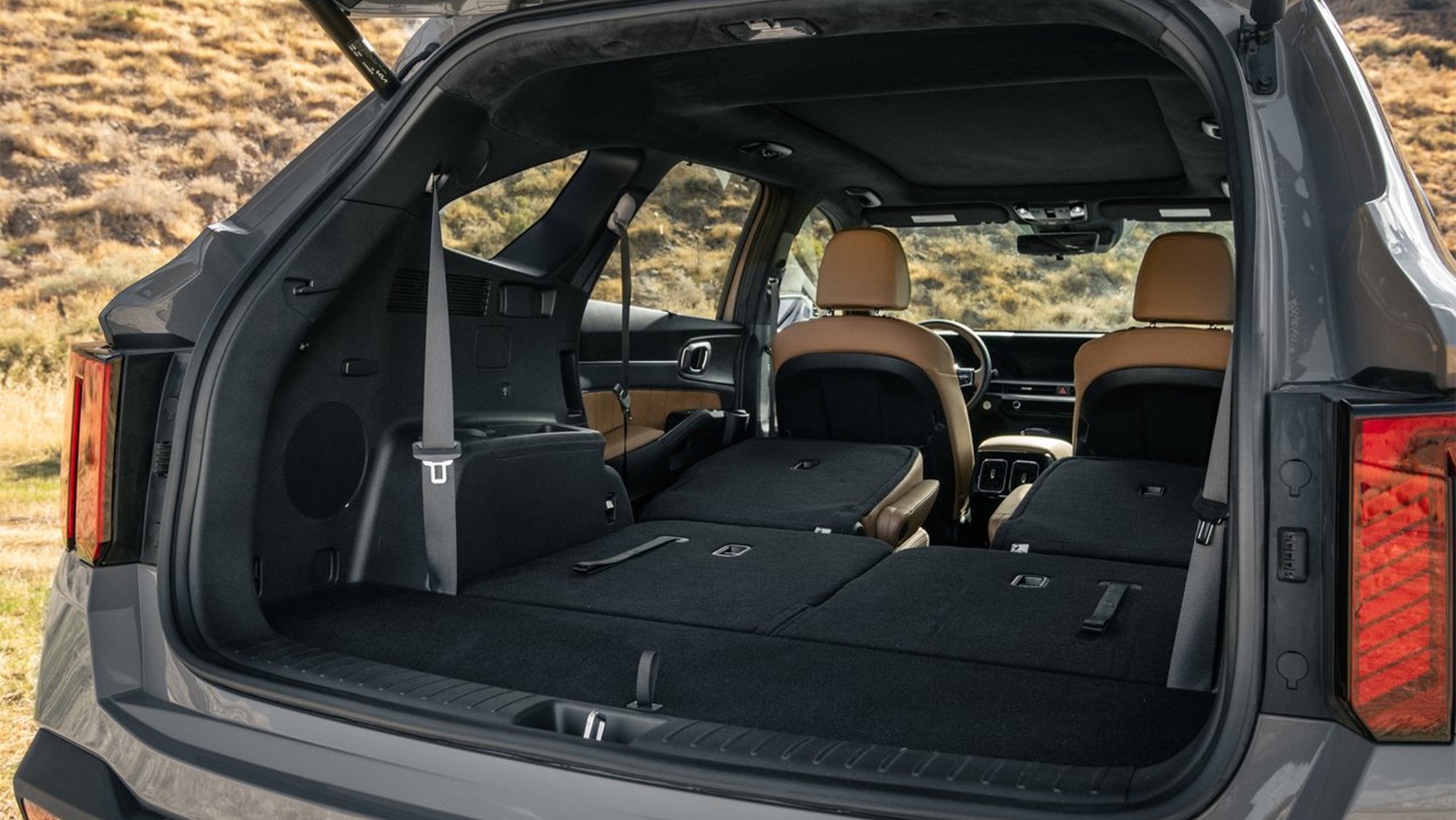 Este práctico SUV híbrido de 7 plazas alternativo a Toyota apenas gasta 1,6 litros y rinde 250 CV