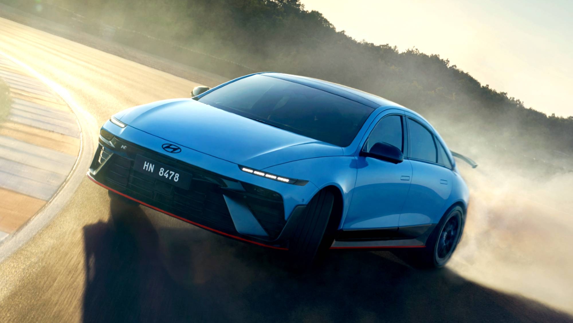 De locos: Hyundai presenta el Ioniq 6 N: un coche eléctrido que llega hasta los 650 CV en el que, además, cabe una familia