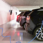 El lado 'más humano' del coche eléctrico: la fórmula desconocida para que las comunidades de propietarios monten puntos de carga