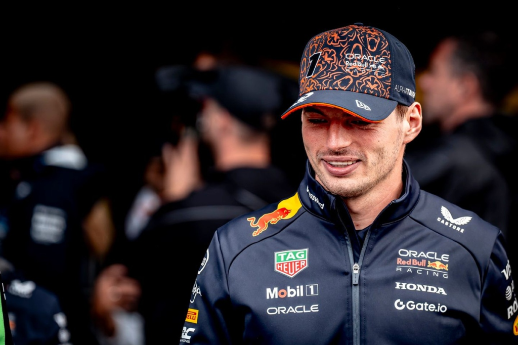 Verstappen confirma que se queda en Red Bull para la F1 2026 #F1 #FVDigital