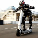 Cuesta 26.000 € y alcanza los 160 km/h, quiere ser el patinete eléctrico más rápido del mundo y está diseñado por ex ingenieros de F1