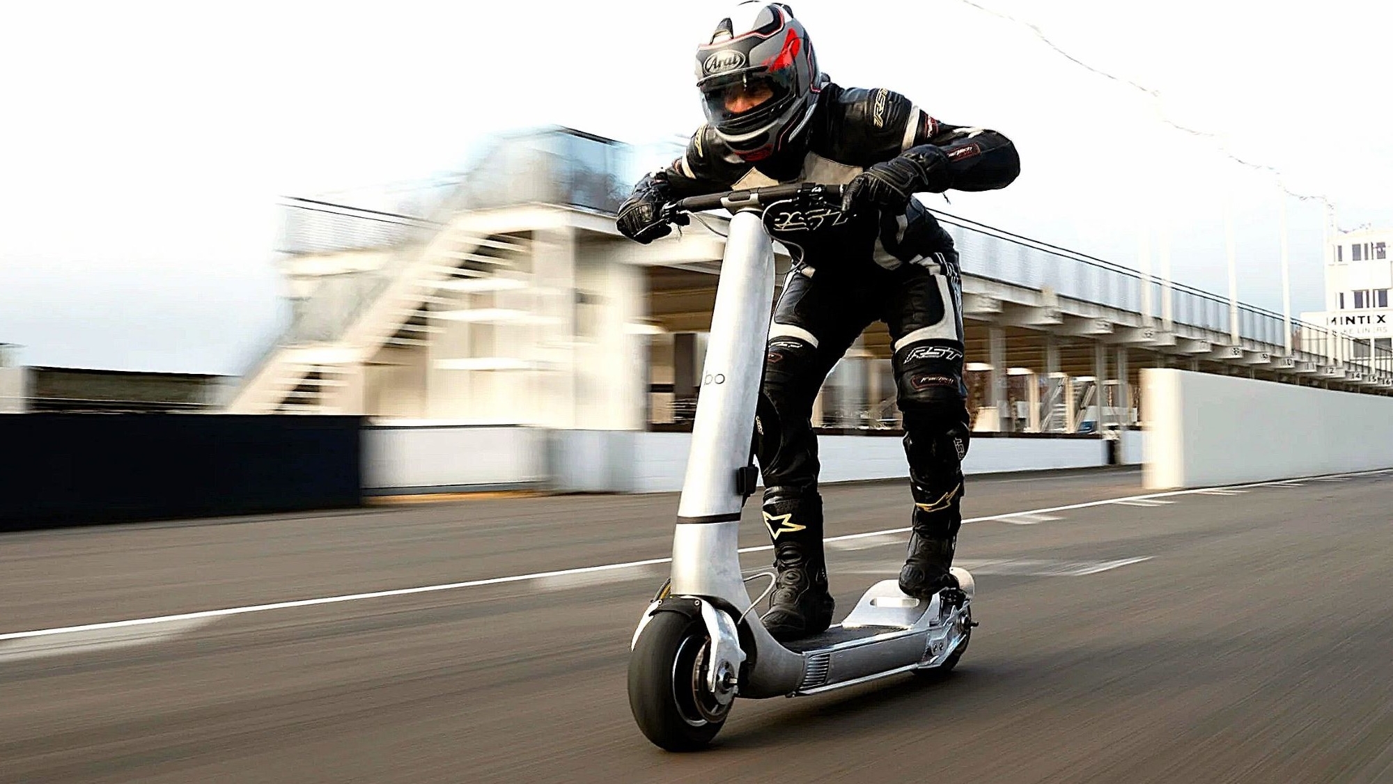 Cuesta 26.000 € y alcanza los 160 km/h, quiere ser el patinete eléctrico más rápido del mundo y está diseñado por ex ingenieros de F1