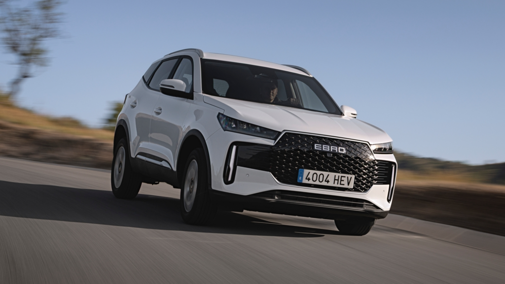 Es el mayor rival del MG ZS, pero se fabrica en España y su motor híbrido consume muy poco