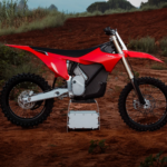 La motocicleta eléctrica de montaña más potente del mundo ahora se siente más ligera y manejable