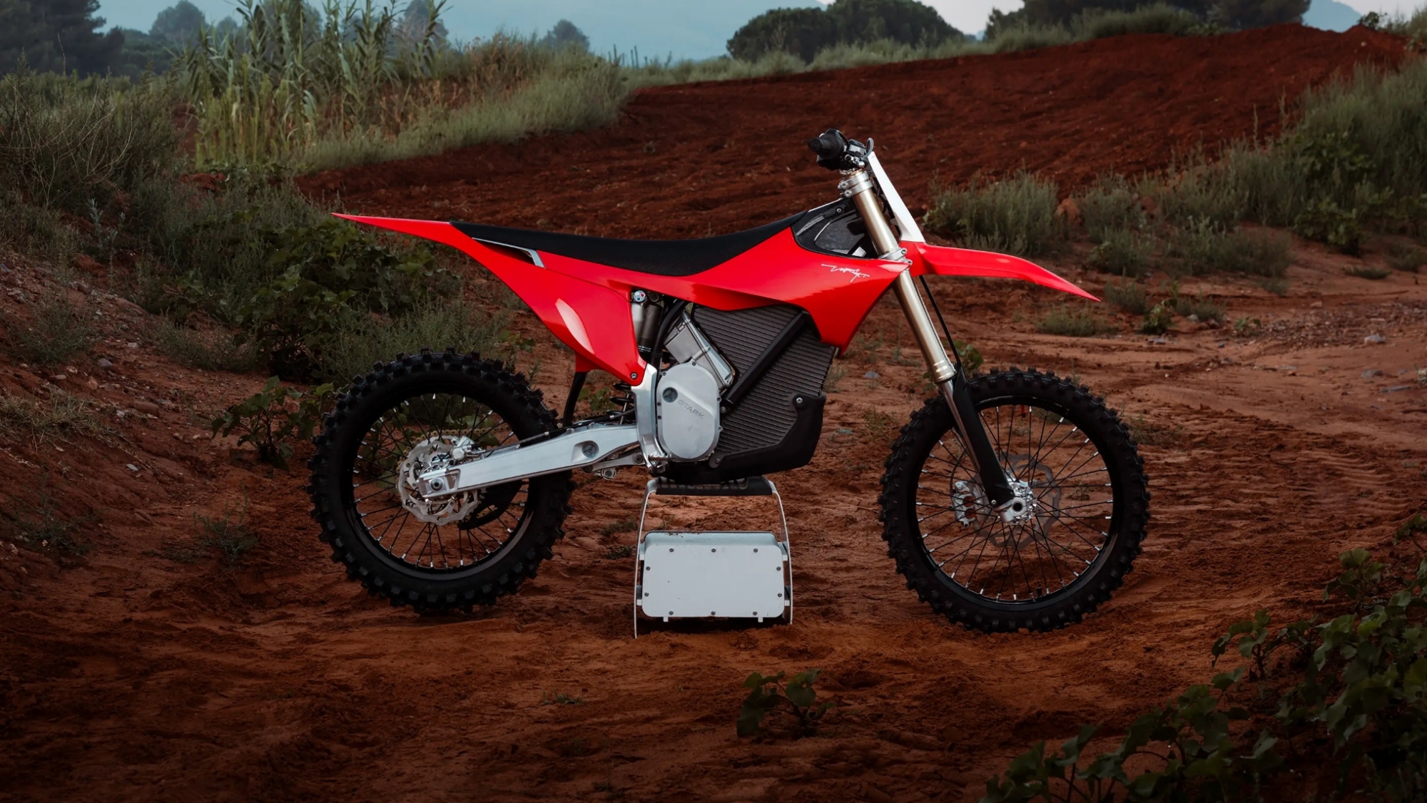 La motocicleta eléctrica de montaña más potente del mundo ahora se siente más ligera y manejable