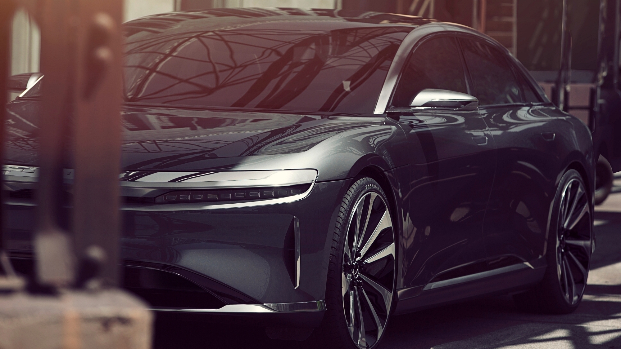 Es el coche eléctrico que ha batido todos los récords y ahora (por fin) sabemos de quien son las baterías