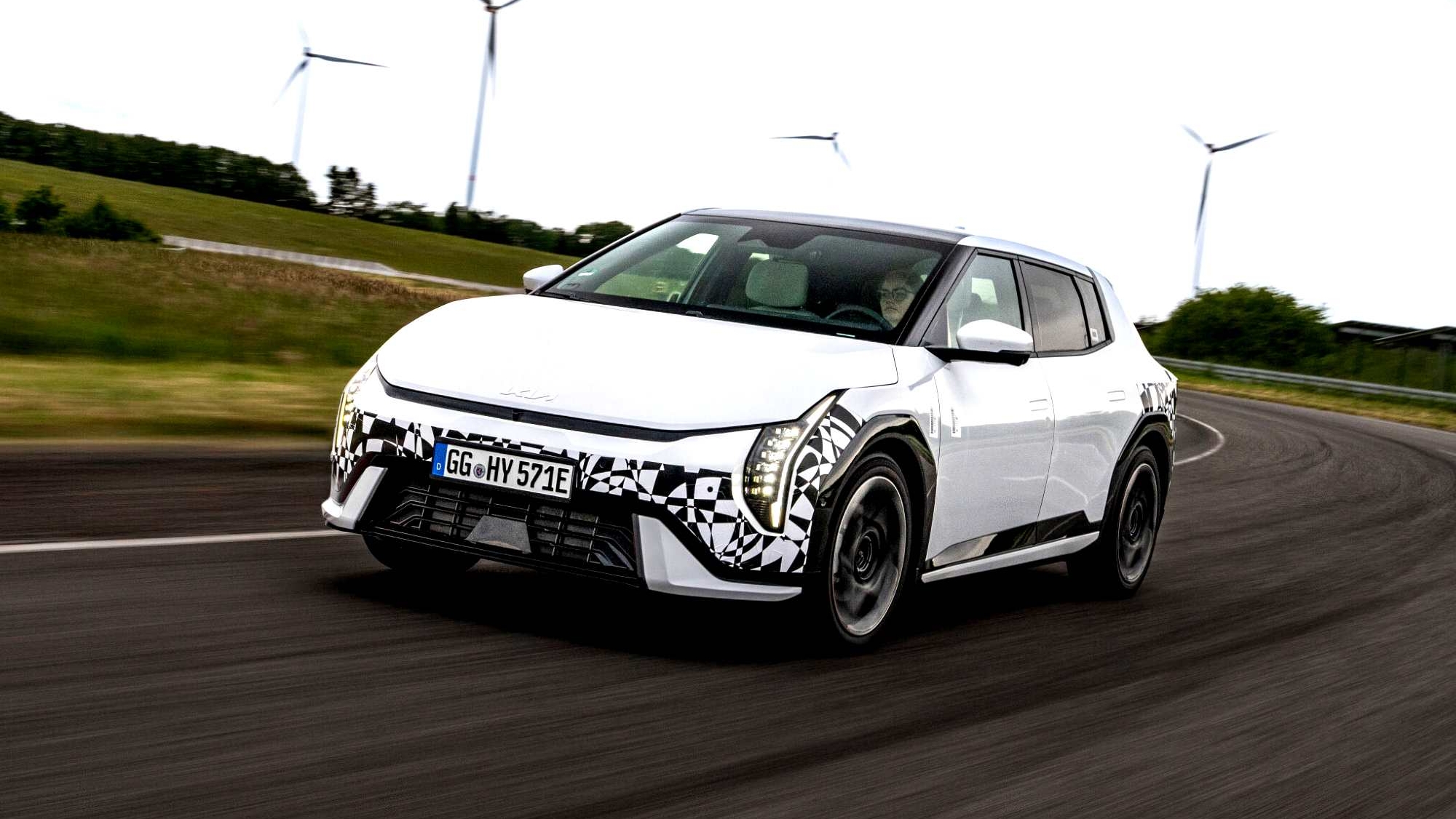 El coche eléctrico de Kia que quiere asaltar el mercado presume de seguridad para que la conducción "sea menos exigente"