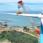 Con palas de casi 300 m, este aerogenerador produce 80.000.000 kWh. Resiste tifones, pero se rompió en la fase de pruebas