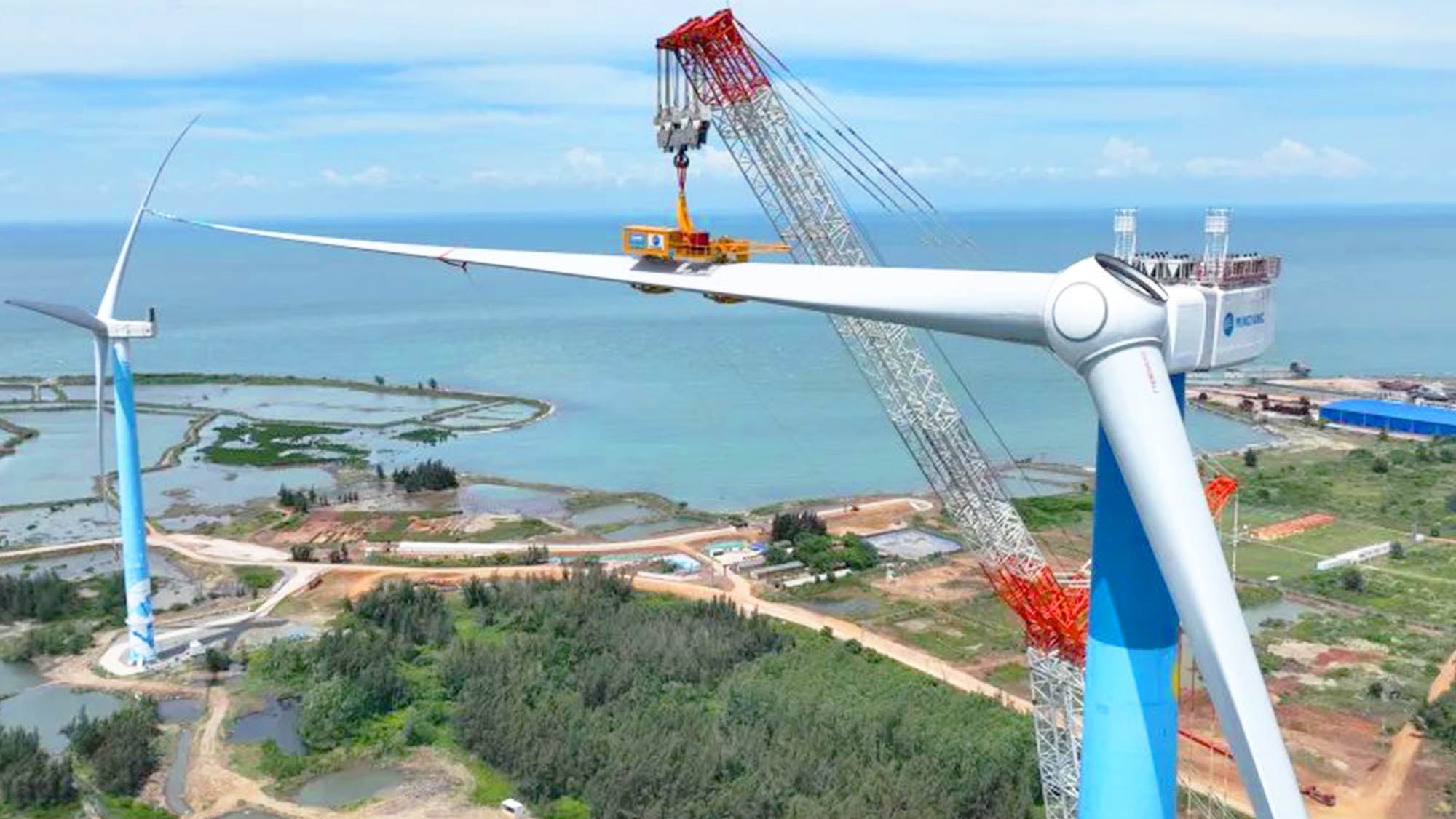 Con palas de casi 300 m, este aerogenerador produce 80.000.000 kWh. Resiste tifones, pero se rompió en la fase de pruebas