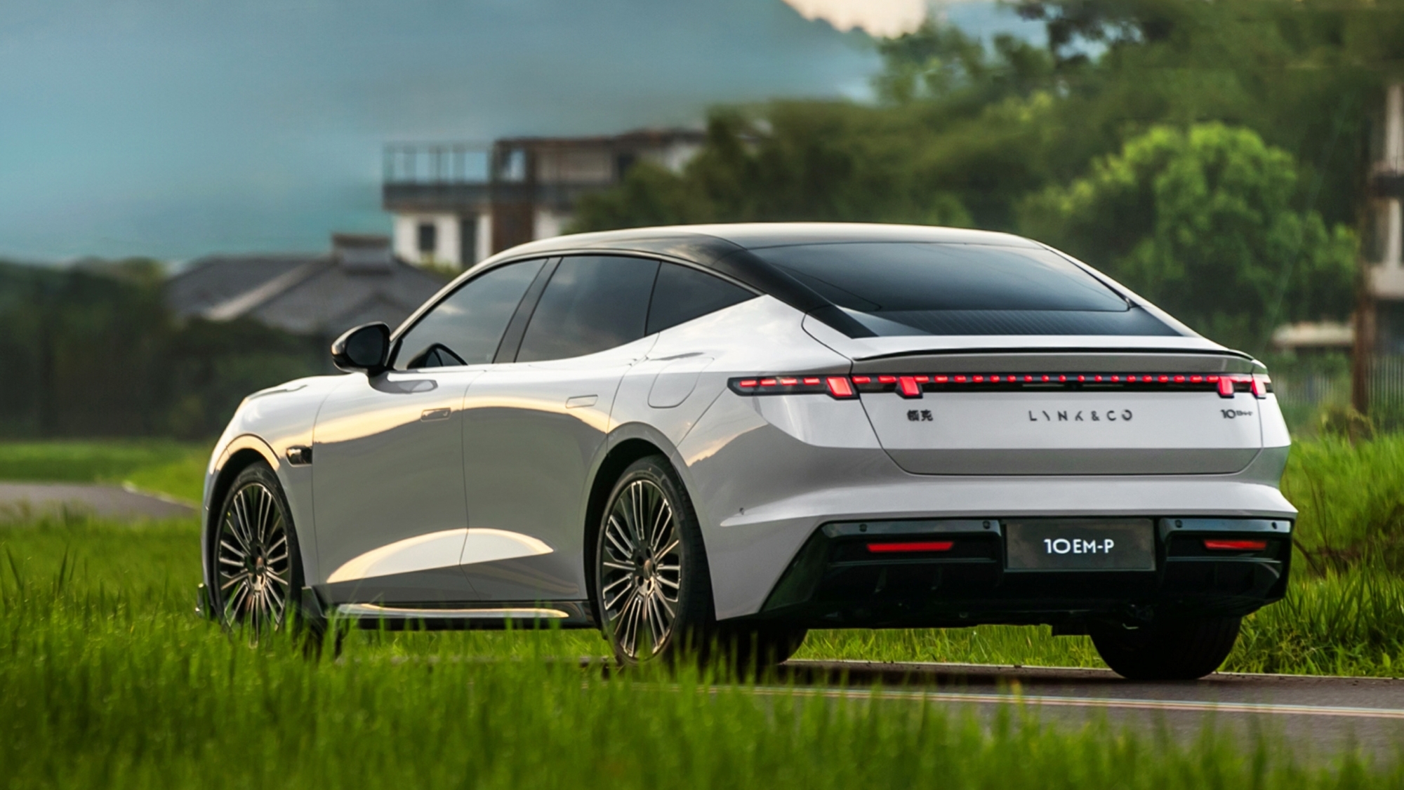 Este sedán híbrido chino (con 1.400 km de autonomía y 523 CV) revienta las reservas con casi 13.000 en 24 horas
